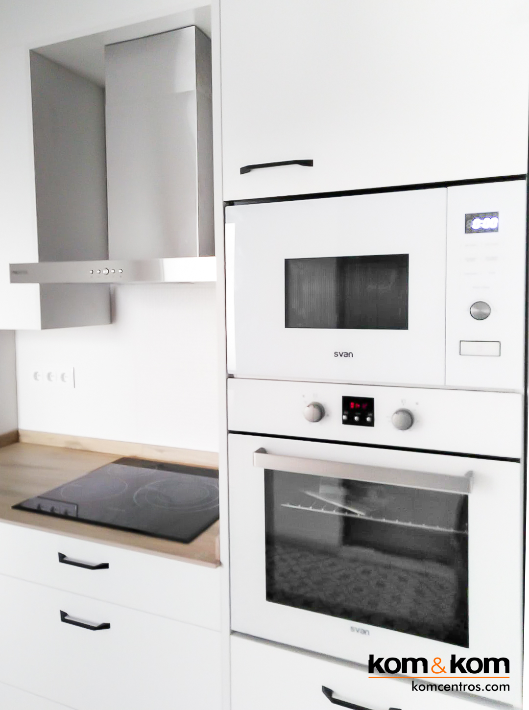 cocina blanca con electrodomésticos blancos